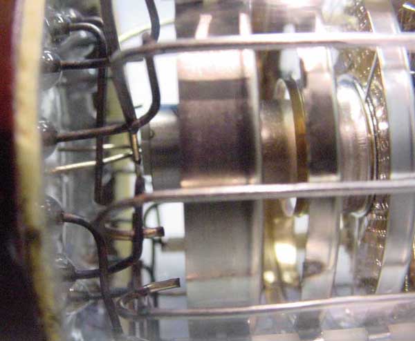 Die VOS 20 M, Sockelanschlüsse und Beschleuniger-Elektroden