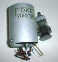 HF-Vorstufe zum DKE 1938, mit der RV 12 P 2000. 
Dieses war ein Nachkriegs-Produkt, Hersteller Telefunken
