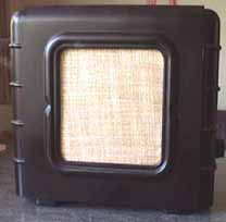 Lautsprecherbox VL 34. Beeinhaltet VE-Freischwingerlautsprecher. 
Bakelit-Gehäuse.
Die Rundfunkempfänger, in der Zeit bis etwa 1933 gebaut, wurden meist ohne eingebautem Lautsprecher vertrieben. Ab 1932 
etwa wurden - wie auch im VE - die Rundfunkgeräte eingebautem Lautsprecher hergestellt. 1934 kam der Zusatzlautsprecher 
VL34 auf den Markt. (Der VL 34 war also nicht, wie man oft meint, für den VE gedacht.)
Im VL 34 wurde ein Freischwinger mit mehreren Anschlussmöglichkeiten verwendet, so daß Geräte mit End-Trioden 
(RE 134) als auch Geräte mit Endpentoden (RES 164) angeschlossen werden konnten.