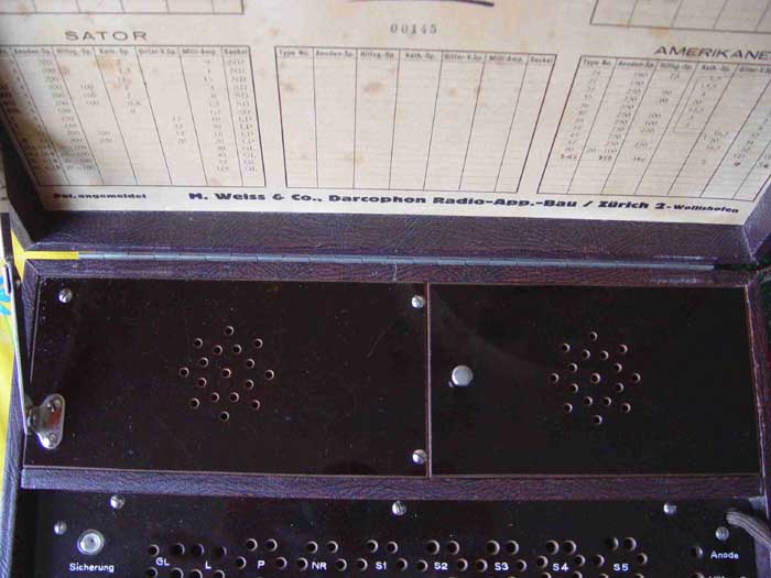 Die Abdeckplatten über Netztrafo (linke Seite) und Gleichrichterröhre (rechte Seite)