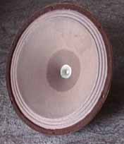 VE-Freischwingerlautsprecher, Vorderansicht. Hochohmiger (2000 Ohm) Lautsprecher, 
Membran-Durchmesser 22 cm.